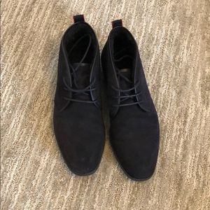 Navy suede Hugo Boss chukka boots with fur